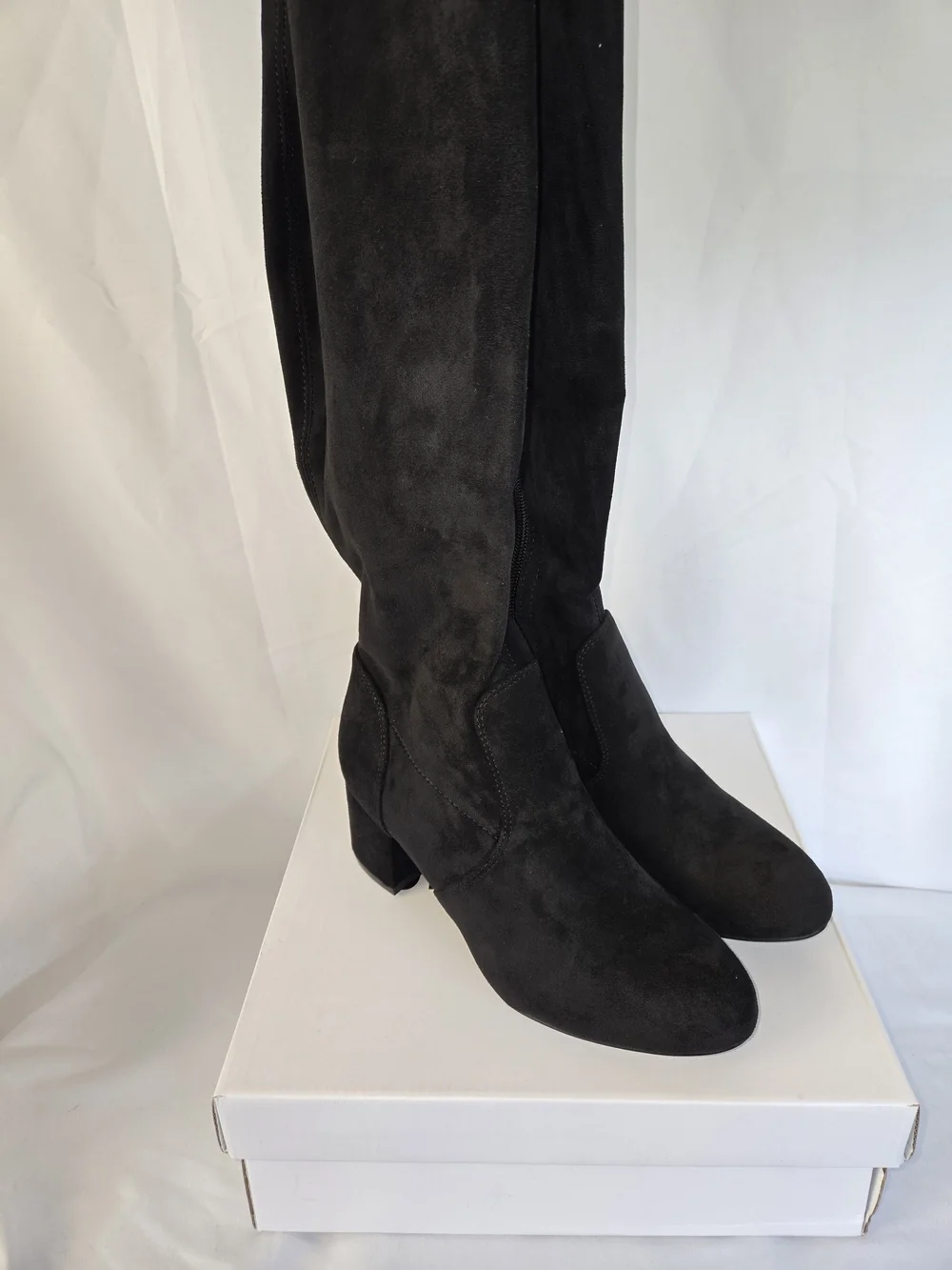 Shoe'N Tale Women's Black Suede Knee High Boots Zip Stretch Round Toe 6